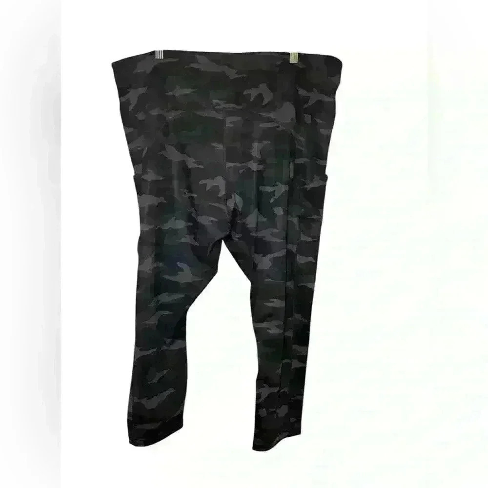 Athleta Ultimate Camo 7/8 Black Tight Size 3X - Picture 3 of 4